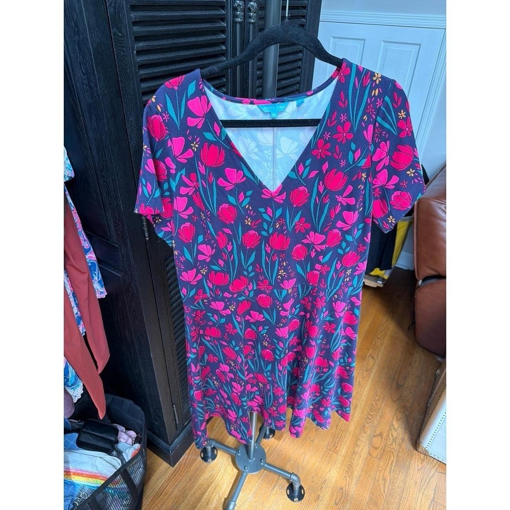 Draper James navy blue floral summer dress featuring a v-neckline XL